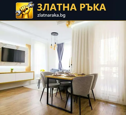 Правоъгълна трапезна маса с тапицирани столове пред високи светли пердета и дървесна настилка