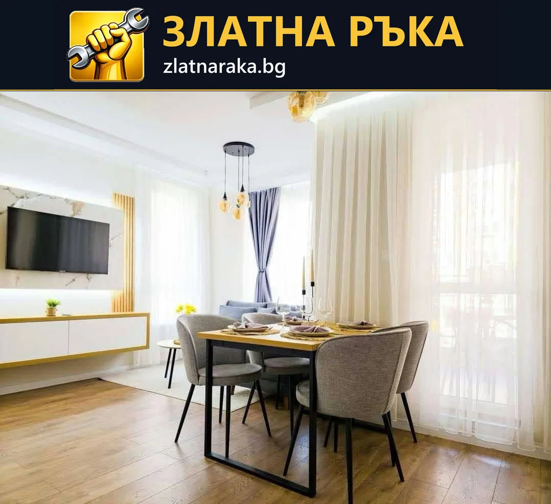 Правоъгълна трапезна маса с тапицирани столове пред високи светли пердета и дървесна настилка