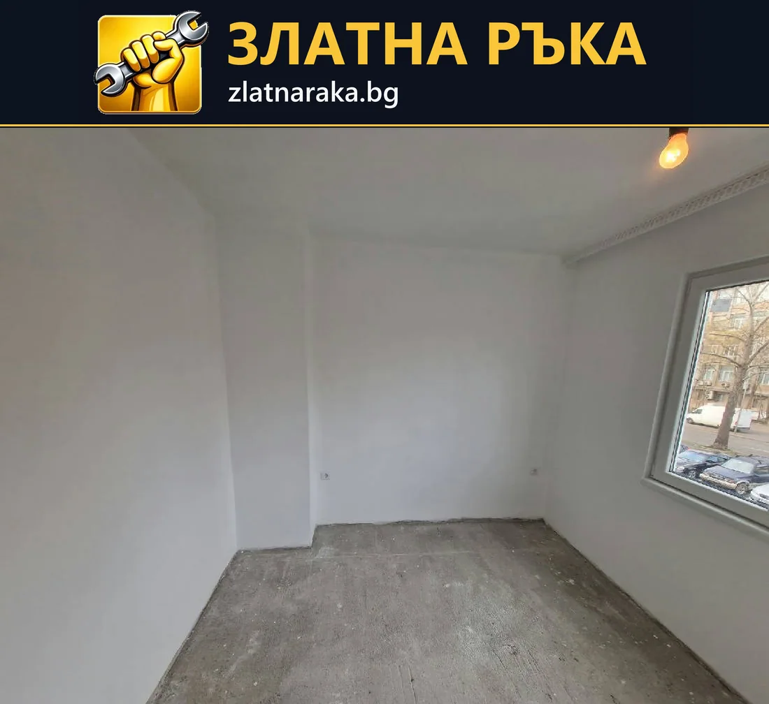 Празна стая с бели стени, бял таван, прозорец и необработен под.
