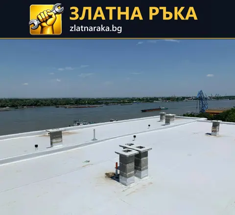 Голям плосък покрив със светла хидроизолация, оформени комини и излизащи тръби.