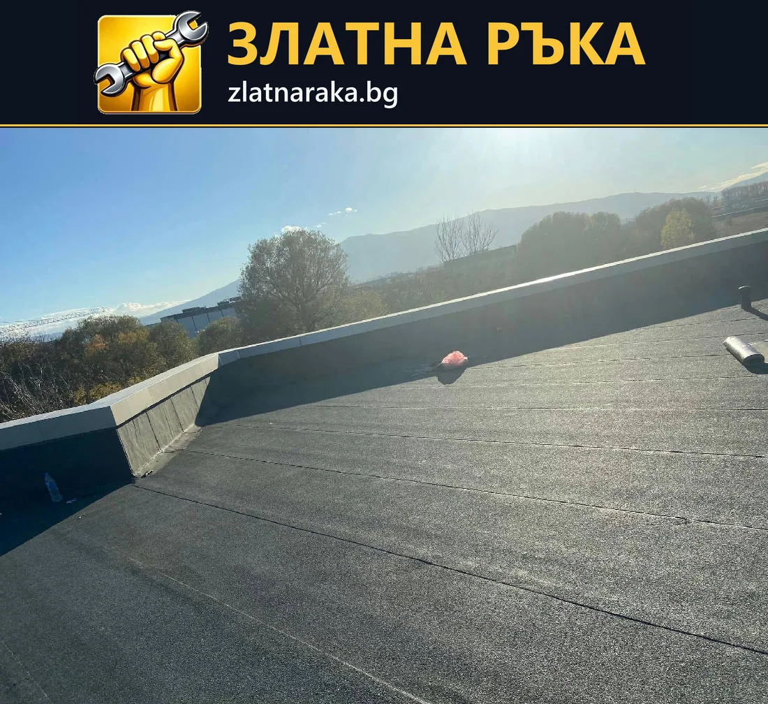 Равни ивици тъмно покритие достигат висок покривен борд с отделен вертикален детайл отстрани