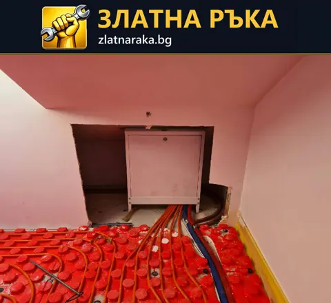 Тръби на подово отопление пред отворен разпределителен шкаф