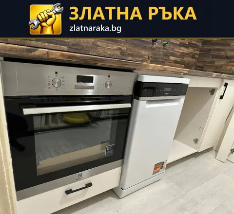 Фурна и компактна съдомиялна стоят една до друга под плот с гръб в дървесен декор
