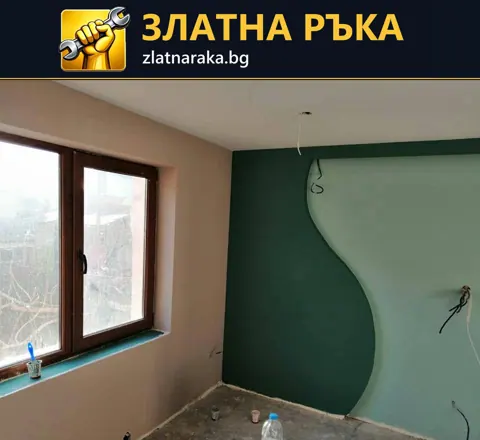 Два зелени нюанса са разделени с вълнообразна линия на стена до голям прозорец в ремонтирана стая
