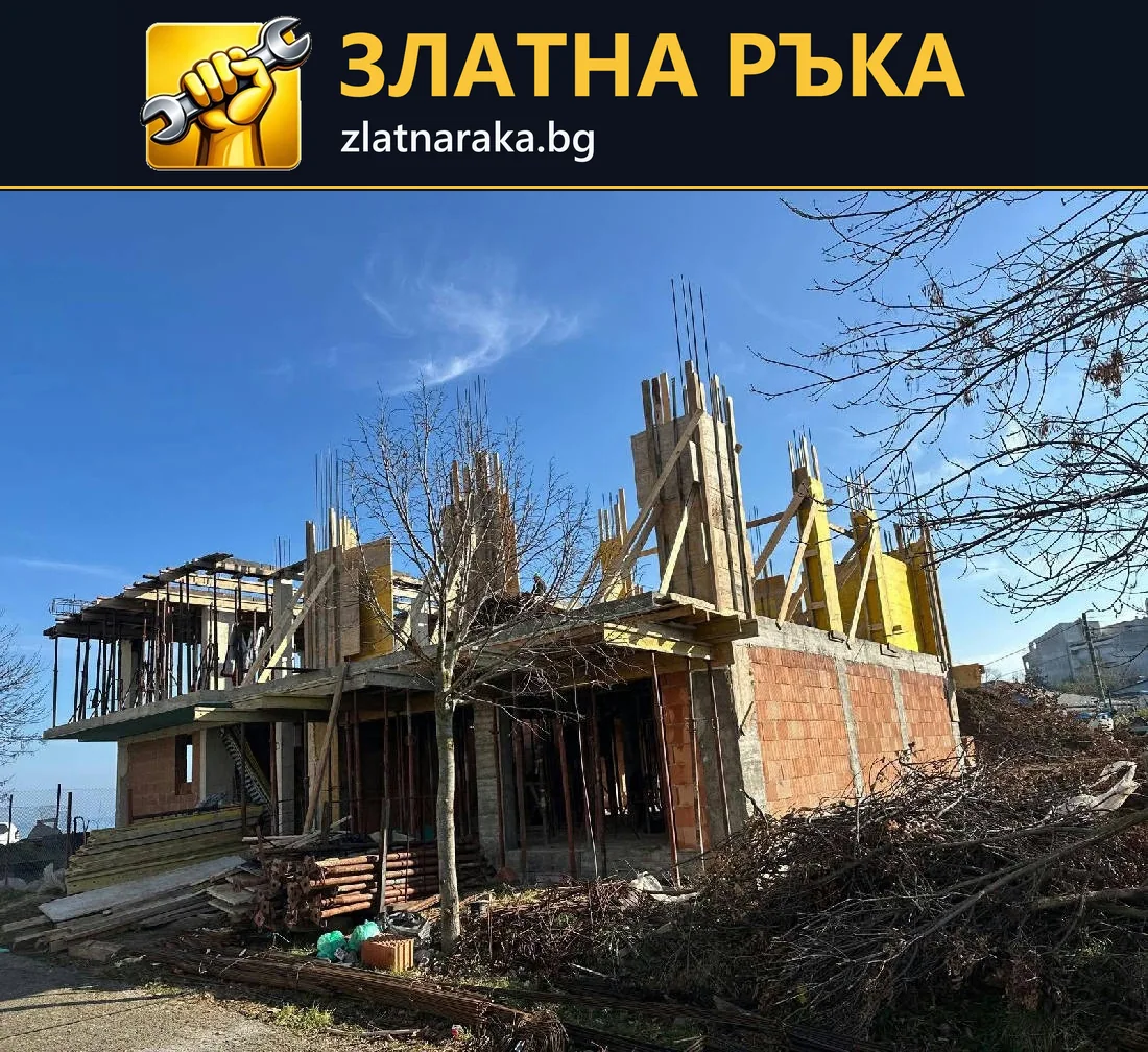 Къща в строеж с тухлени стени, вертикален кофраж и подпори около горното ниво