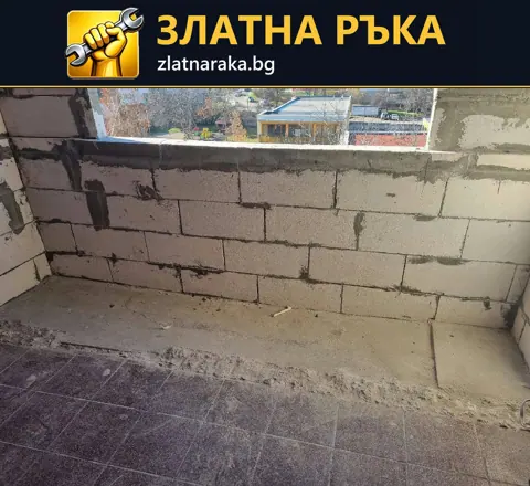 Нова зидария от светли блокове под широк прозоречен отвор, с видими фуги и необработен под.